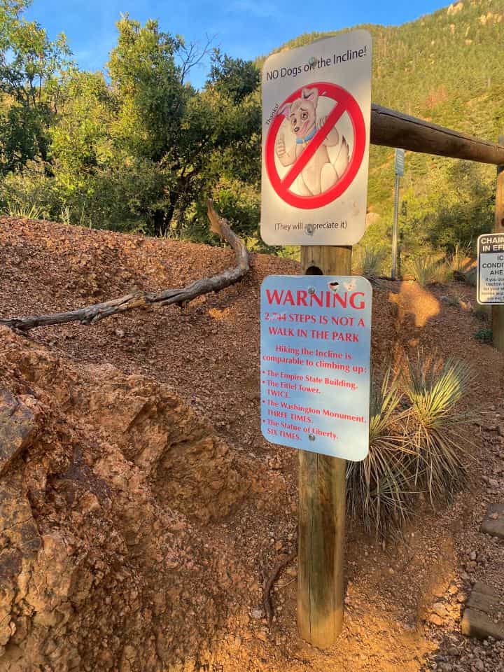 The sign showing that dogs are not allowed on the incline as well as that there are 2,744 steps on the Manitou Incline.