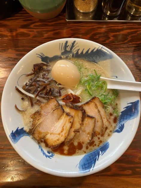 The delicious tonkotsu ramen served at Ramen Tatsunoya Shinjuku Otakibashidori which is one of the best ramen shops in Tokyo.